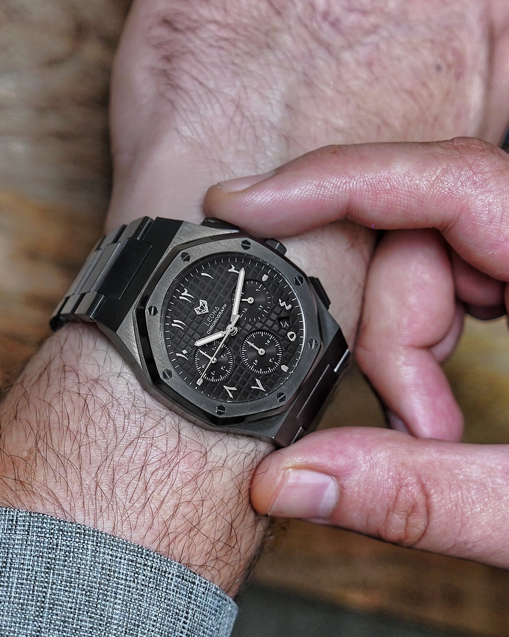 رويال كرونوجراف بلاك إيديشين فضي – فولاذ 316L بالكامل / حركة يابانية من سيكو / مضادة للماء 50 متر / كريستال ياقوتي مضاد للخدش والكسر - المجموعة الحصرية