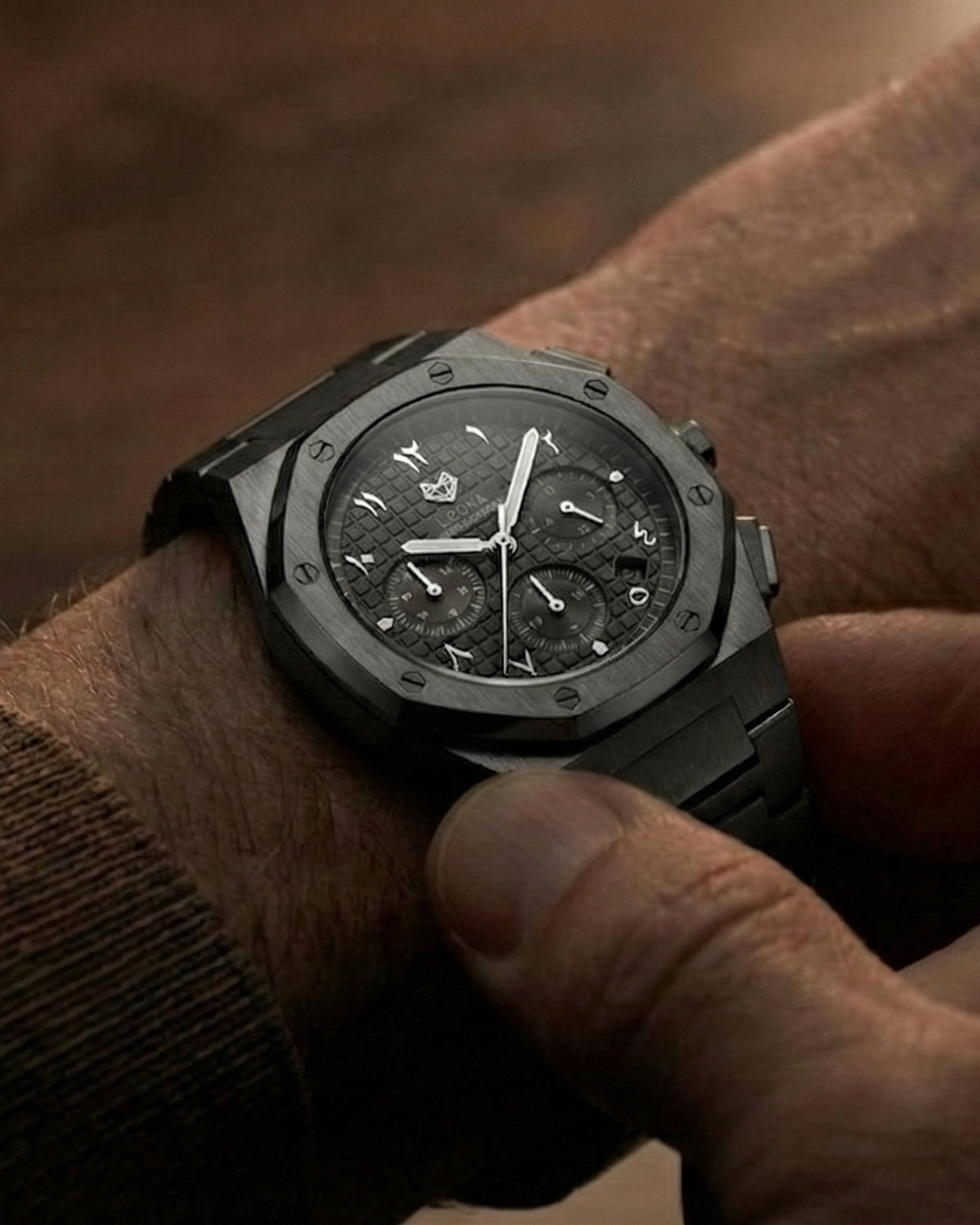 رويال كرونوجراف بلاك إيديشين فضي – فولاذ 316L بالكامل / حركة يابانية من سيكو / مضادة للماء 50 متر / كريستال ياقوتي مضاد للخدش والكسر - المجموعة الحصرية