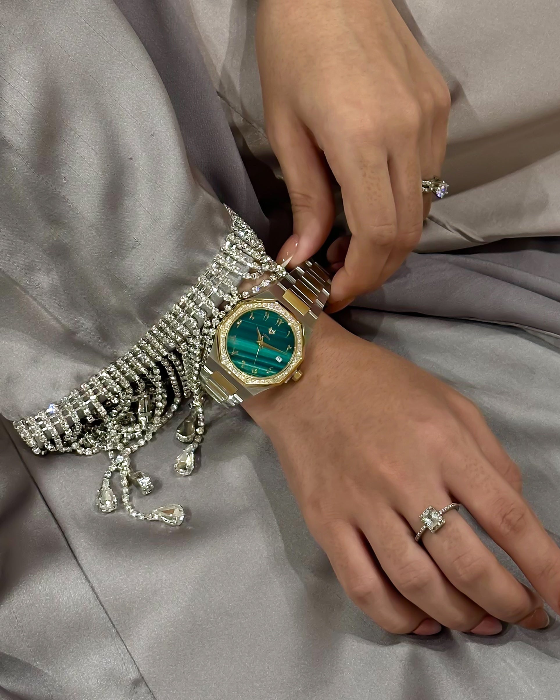 ساعة ماركيز - أرقام عربية / فولاذ 316L مطلي بالذهب الخالص / حركة يابانية من سيتيزين / مقاومة للماء / كريستال مضاد للخدش والكسر