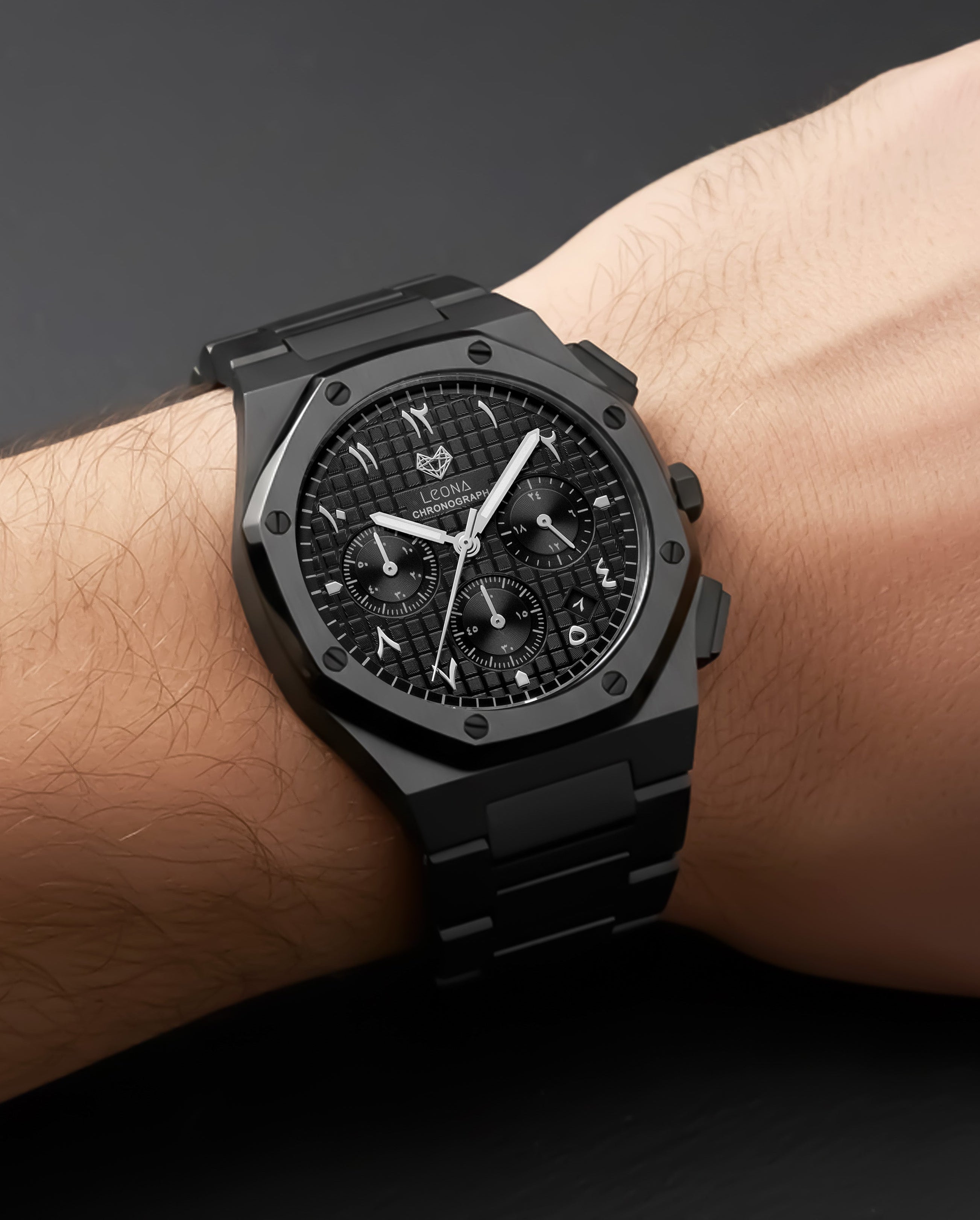 رويال كرونوجراف بلاك إيديشين فضي – فولاذ 316L بالكامل / حركة يابانية من سيكو / مضادة للماء 50 متر / كريستال ياقوتي مضاد للخدش والكسر - المجموعة الحصرية