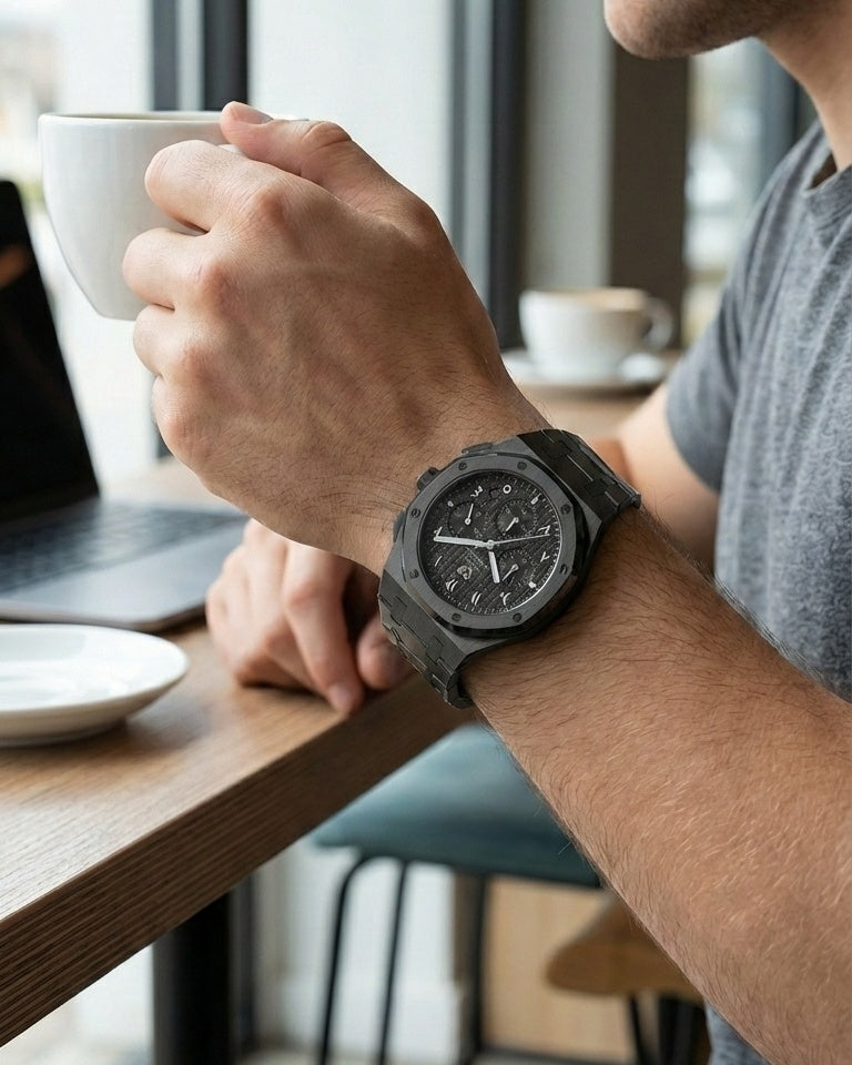 رويال كرونوجراف بلاك إيديشين فضي – فولاذ 316L بالكامل / حركة يابانية من سيكو / مضادة للماء 50 متر / كريستال ياقوتي مضاد للخدش والكسر - المجموعة الحصرية