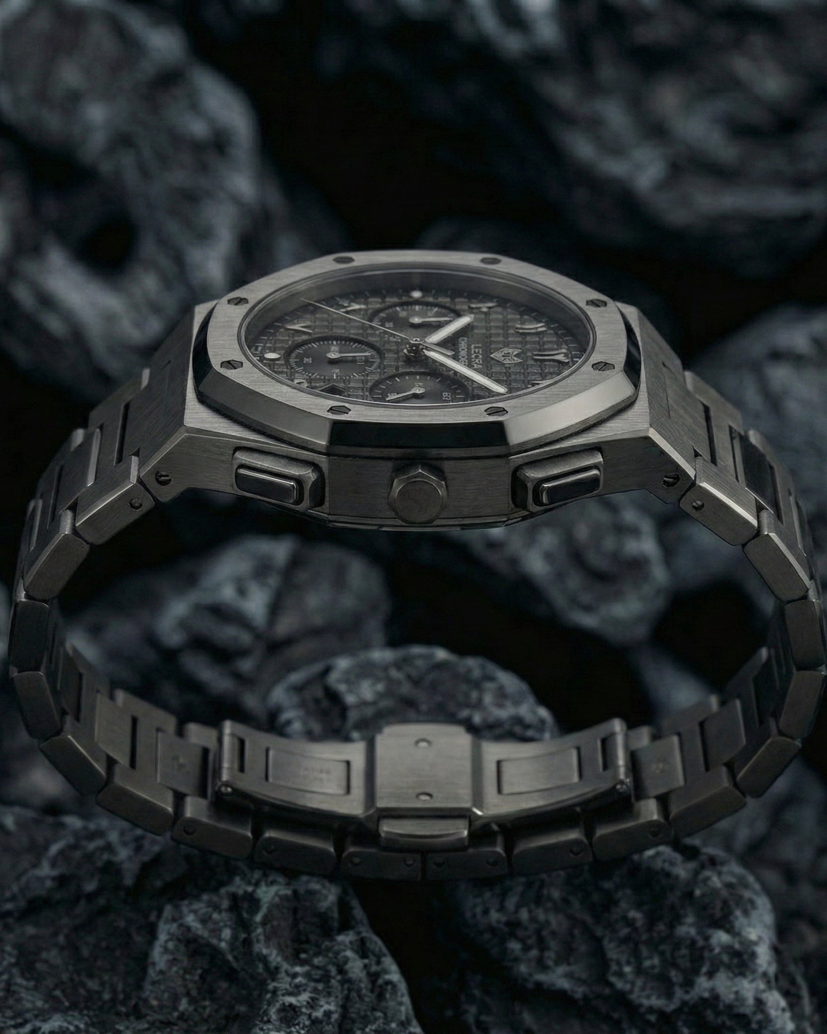 رويال كرونوجراف بلاك إيديشين فضي – فولاذ 316L بالكامل / حركة يابانية من سيكو / مضادة للماء 50 متر / كريستال ياقوتي مضاد للخدش والكسر - المجموعة الحصرية