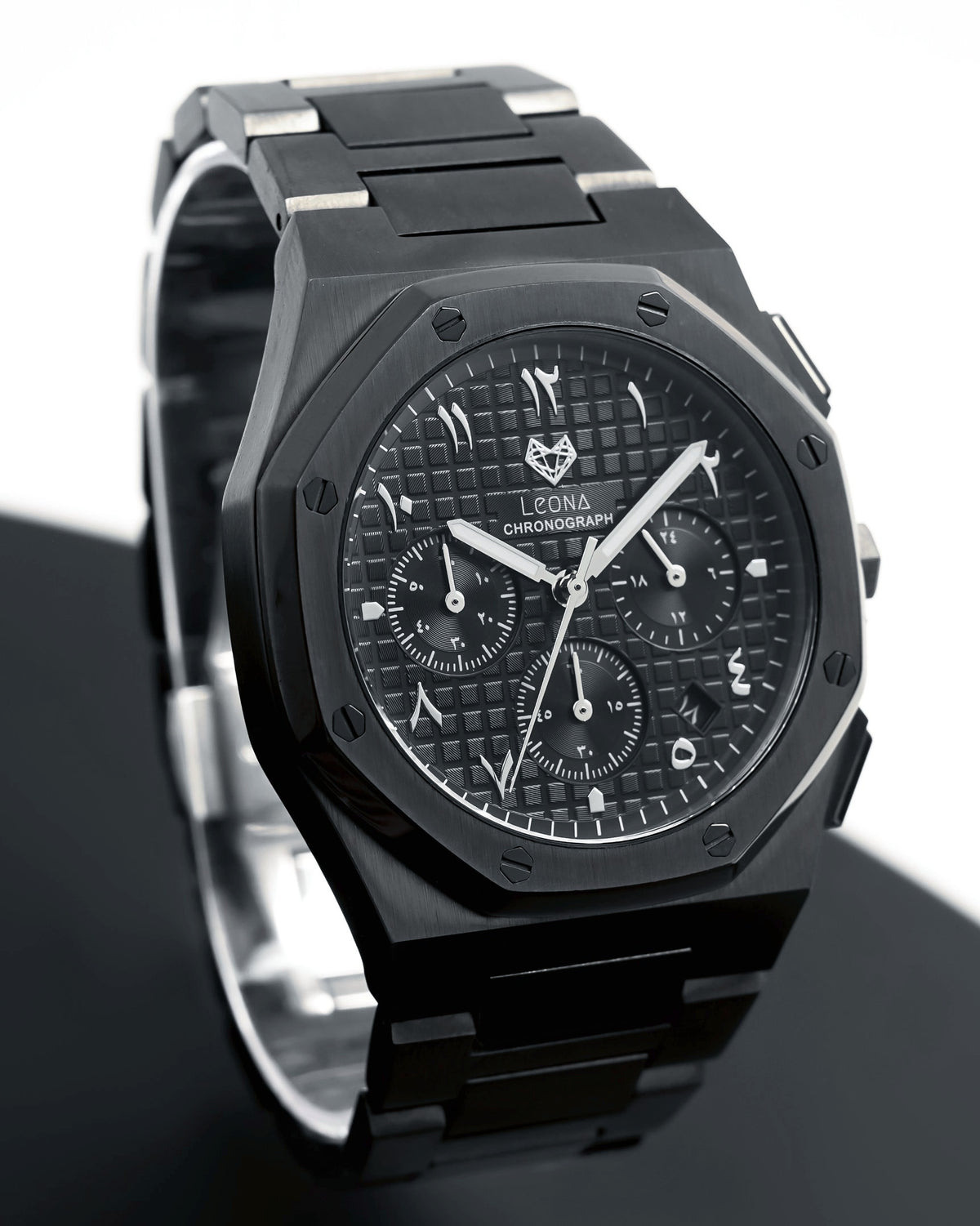 Royal Black Edition Silver, three-quarter view on the steel bracelet