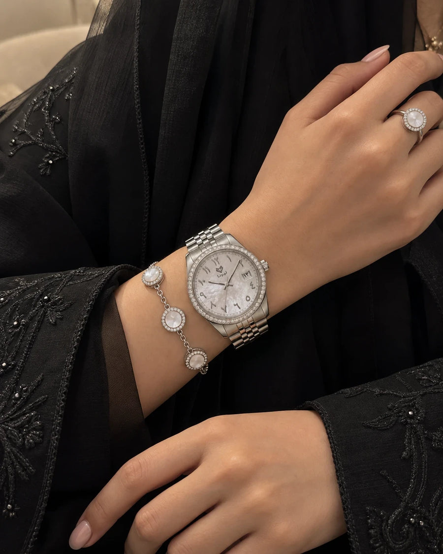 ساعة بيرلا الأبيض مع أسوارة وخاتم الطقم على المعصم