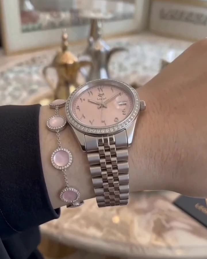 بيرلا على المعصم