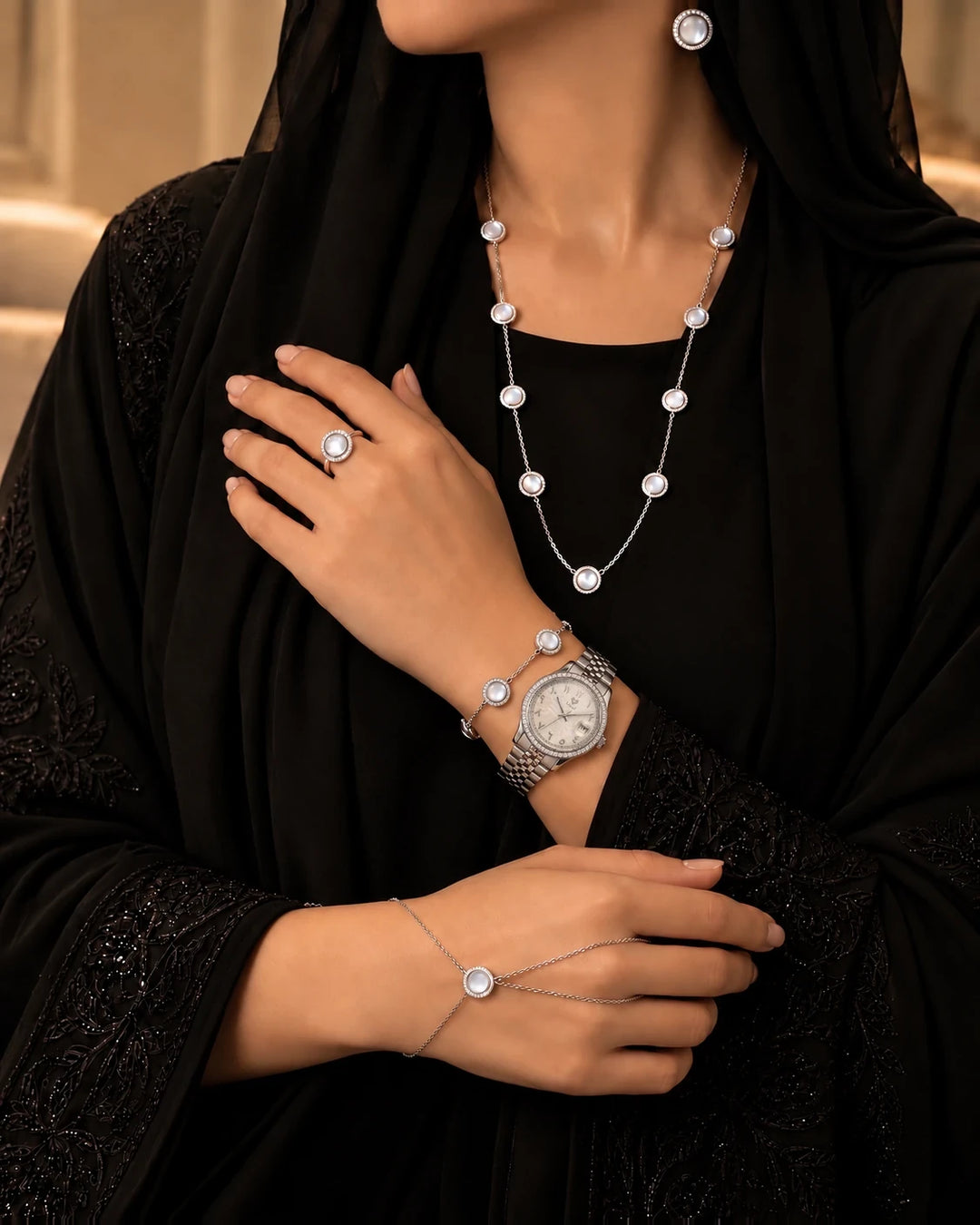 طقم بيرلا مع عباية سوداء