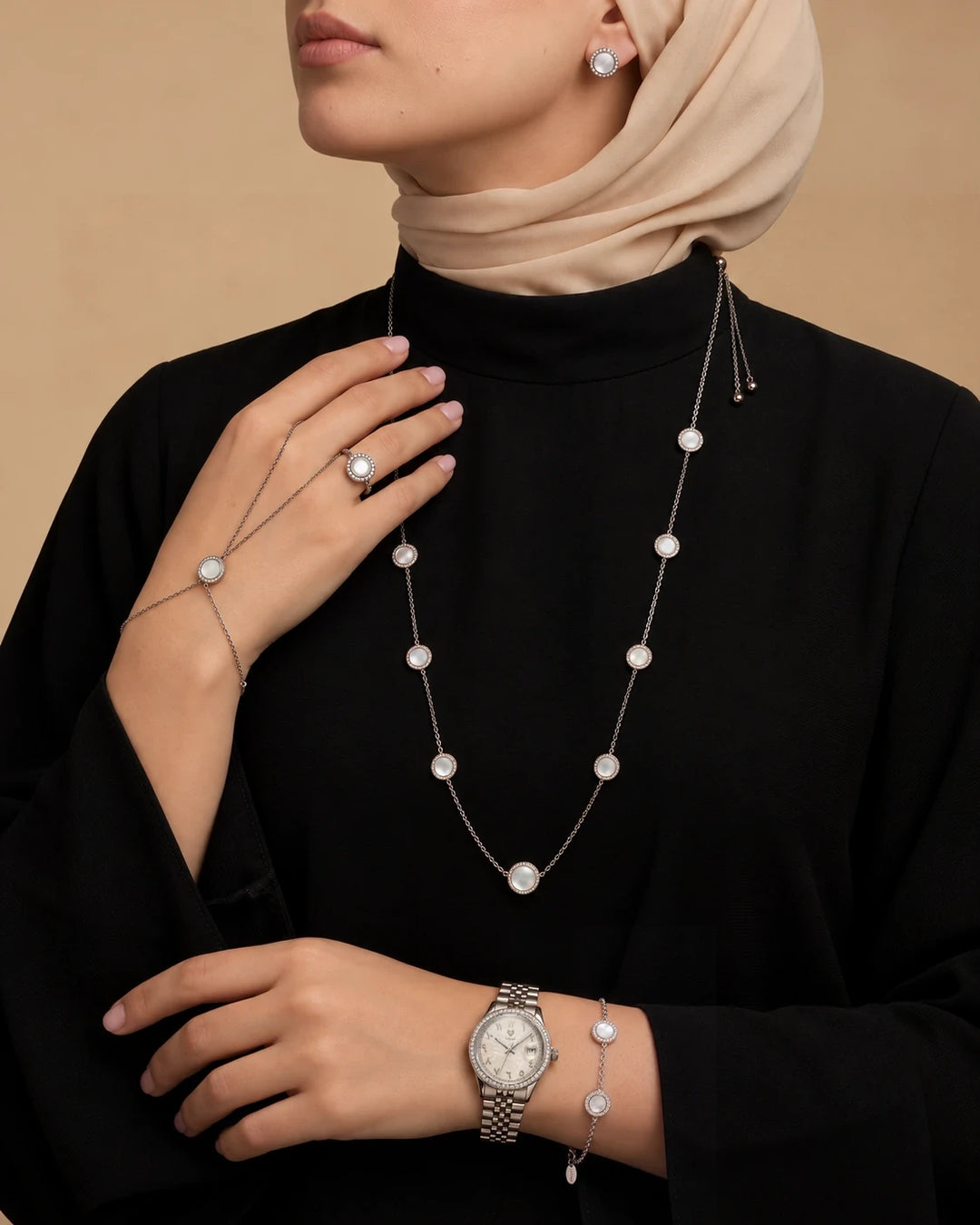 عقد بيرلا الطويل فوق الشيلة