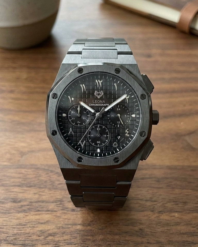 رويال كرونوجراف بلاك إيديشين فضي – فولاذ 316L بالكامل / حركة يابانية من سيكو / مضادة للماء 50 متر / كريستال ياقوتي مضاد للخدش والكسر - المجموعة الحصرية