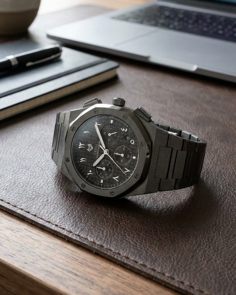 رويال كرونوجراف بلاك إيديشين فضي – فولاذ 316L بالكامل / حركة يابانية من سيكو / مضادة للماء 50 متر / كريستال ياقوتي مضاد للخدش والكسر - المجموعة الحصرية